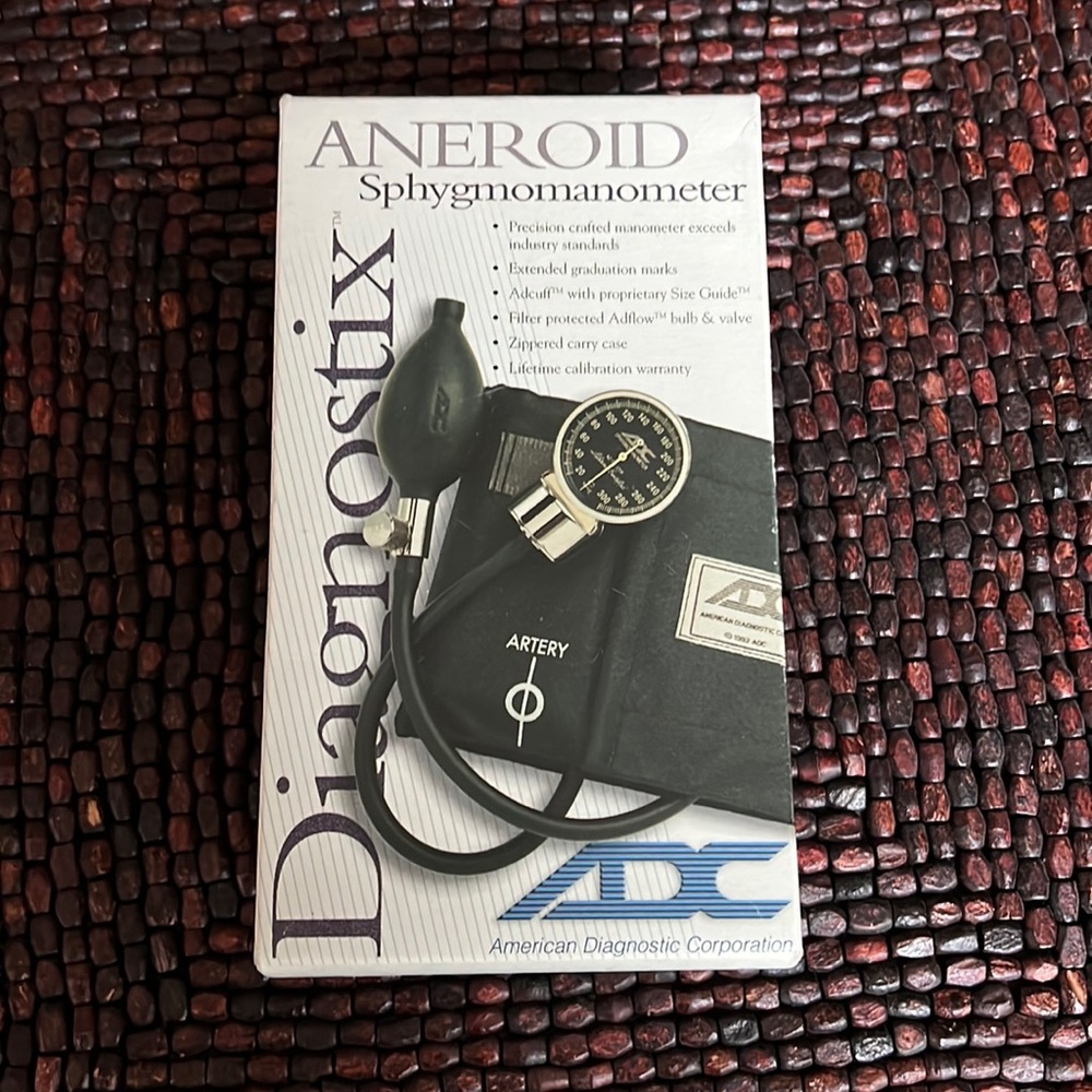 Sphygmomanometer Aneroid Adult Large NWOT